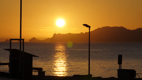 Sonnenaufgang-Orangefarbene-Sonne-Mit-Der-Insel-Porquerolles-Im-Hintergrund-Mittelmeer